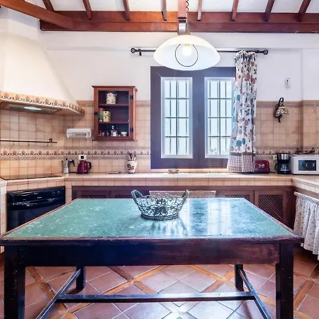 La Rueda Heated Private Pool, Billiard & Bbq Vila