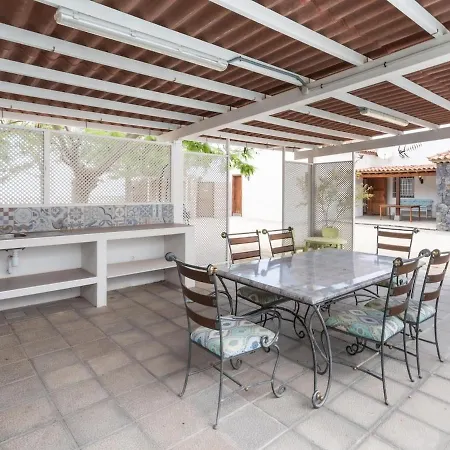 La Rueda Heated Private Pool, Billiard & Bbq Vila